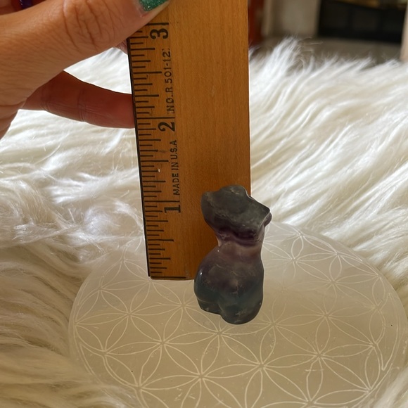 Small fluorite women’s goddess body carving - Picture 8 of 8